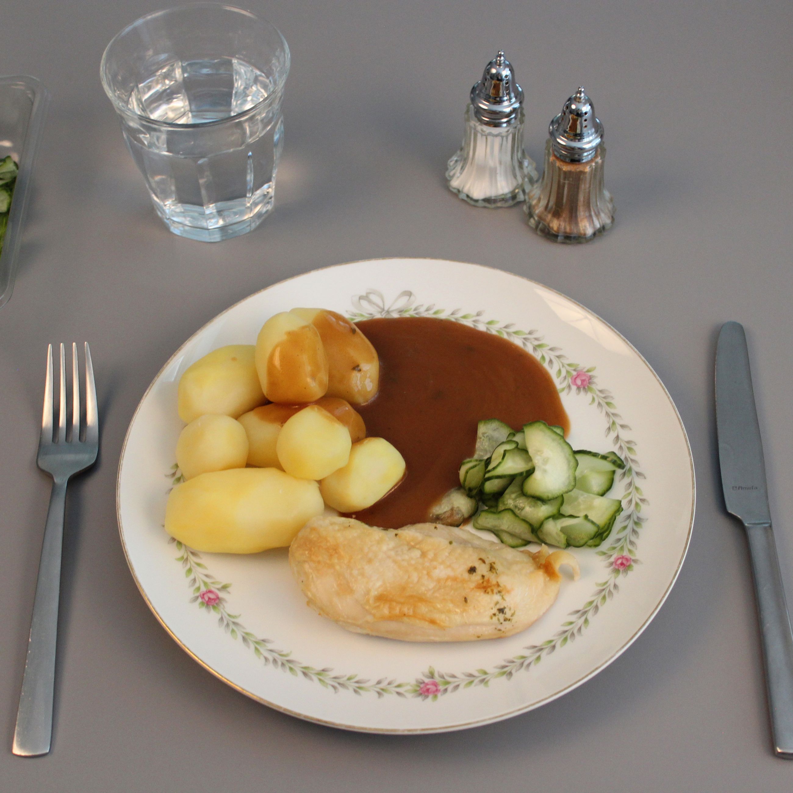 Tallerkenanretning serveringsklar