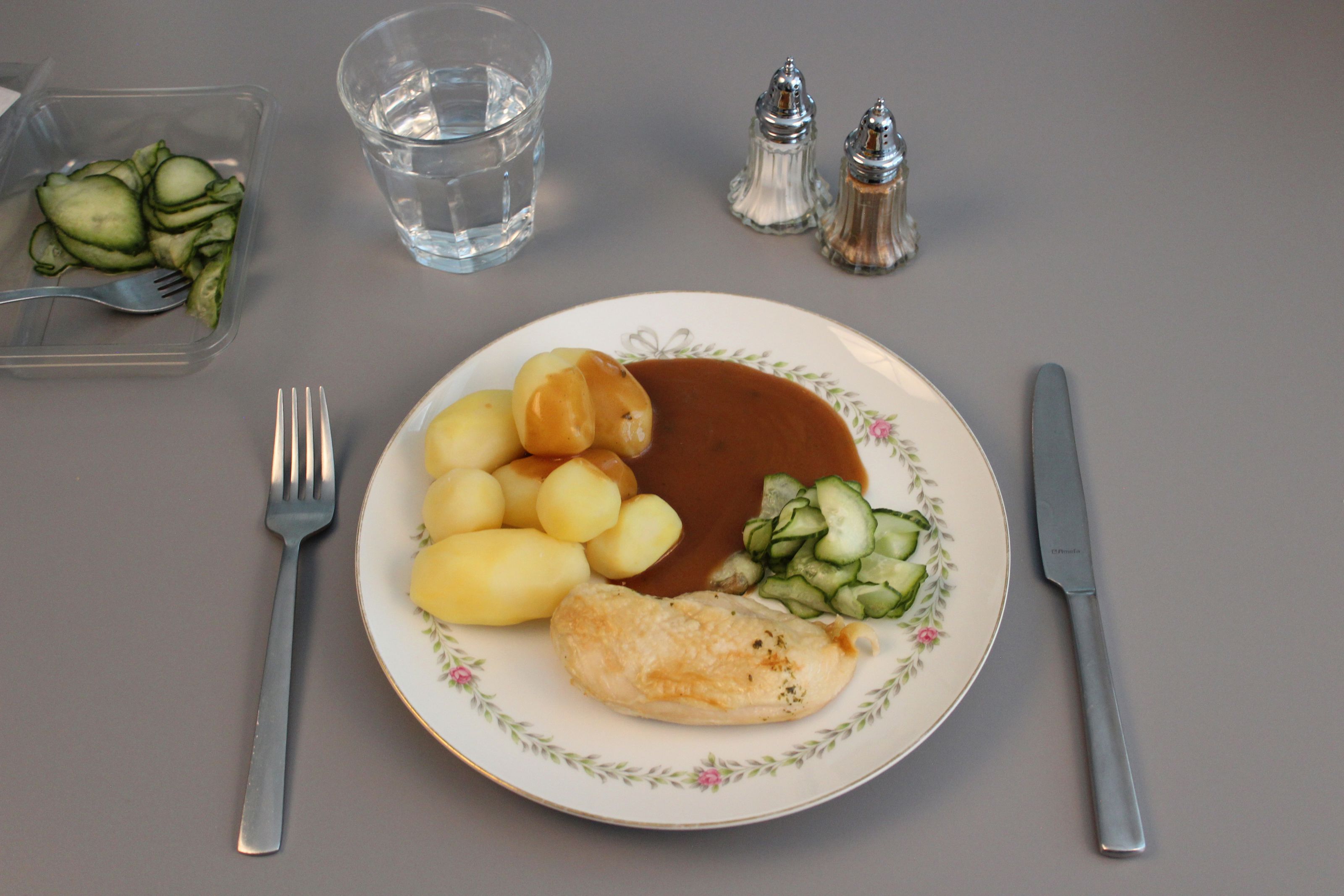 Tallerkenanretning serveringsklar