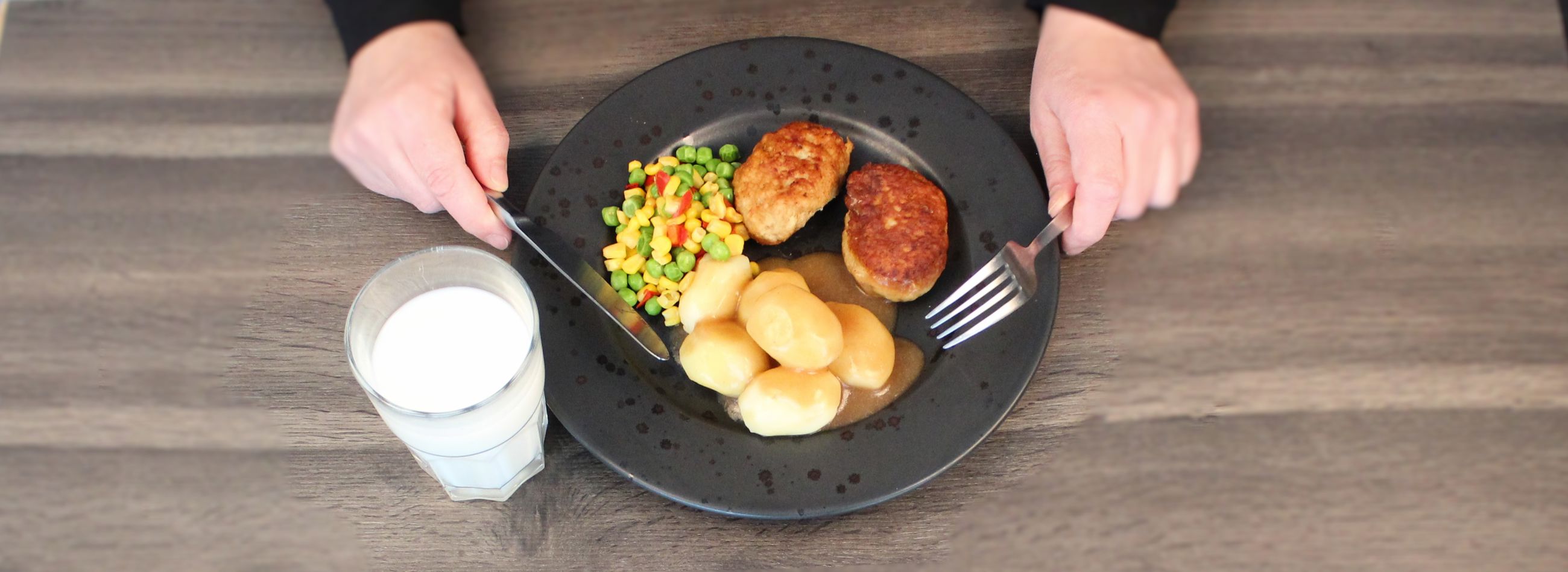 Tallerkenanretning med frikadeller, kartofler, sovs og grøntsager