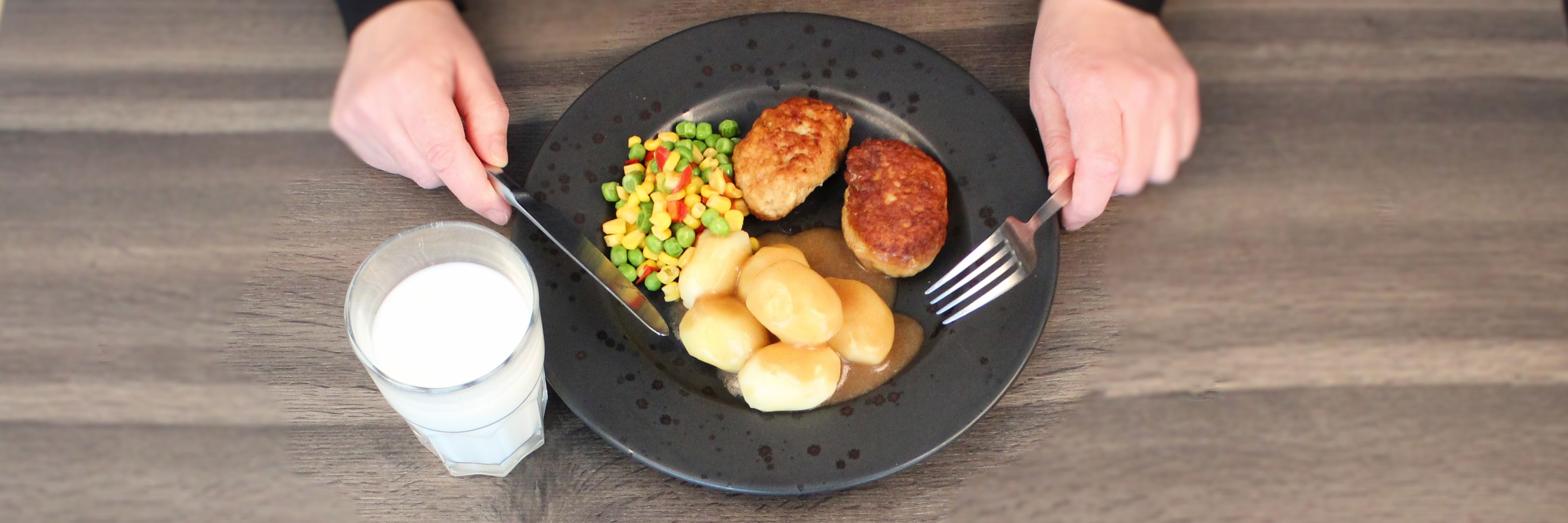 Tallerkenanretning med frikadeller, kartofler, sovs og grøntsager