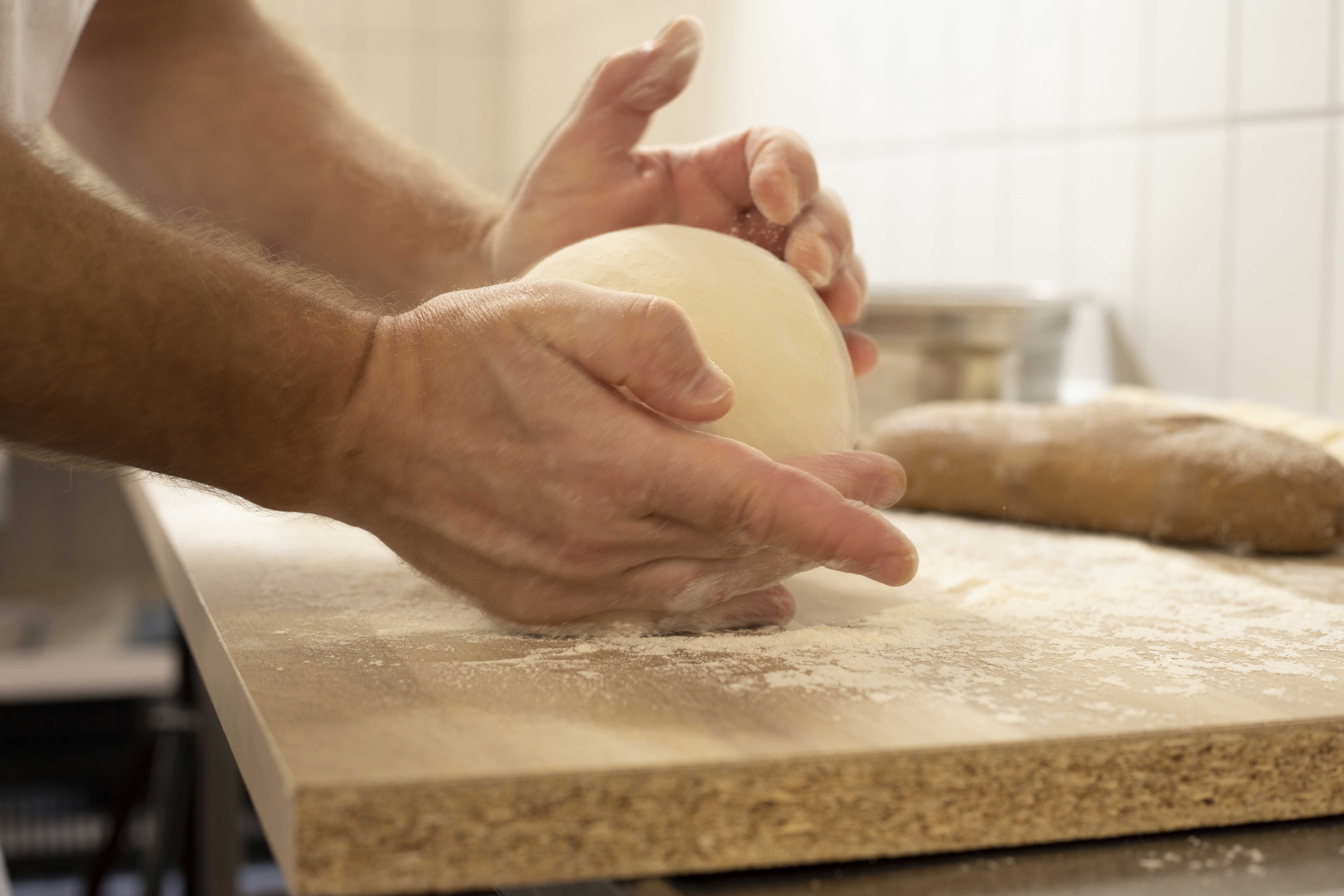 Hænder der ælter dej