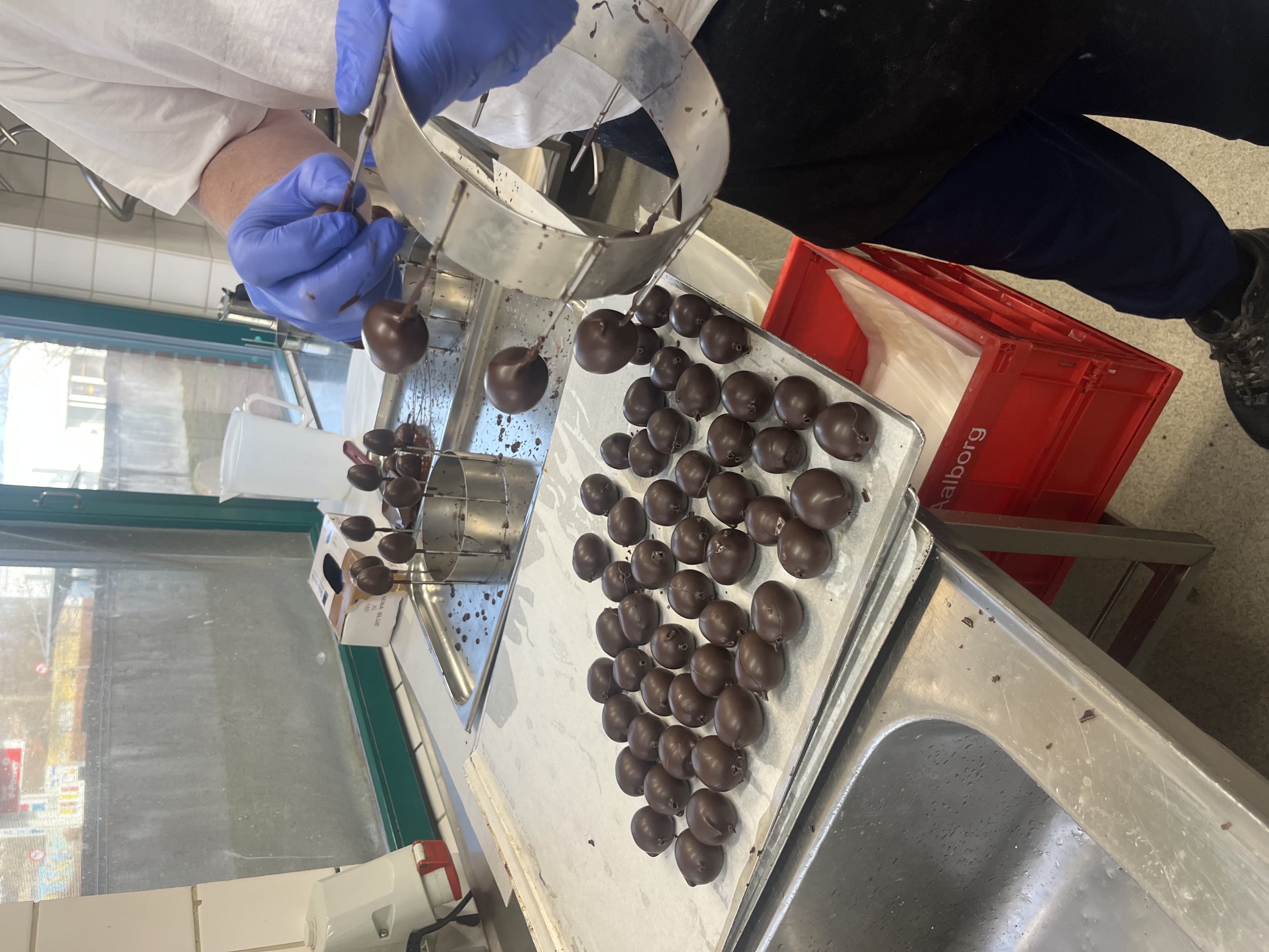 Påskeæg tages af tørrestativ