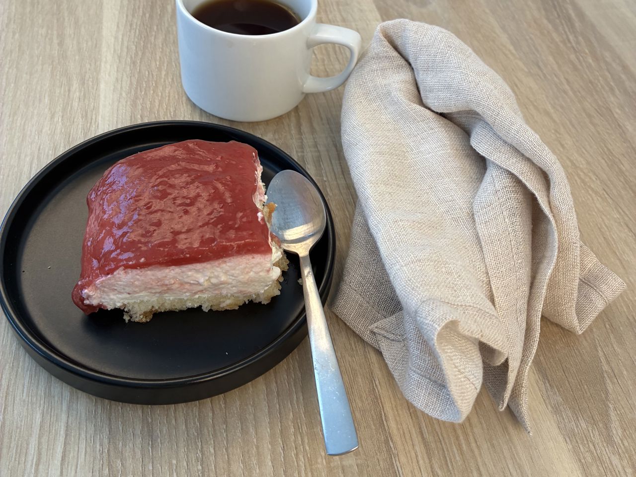 Anretning af sommer tiramisu med jordbær