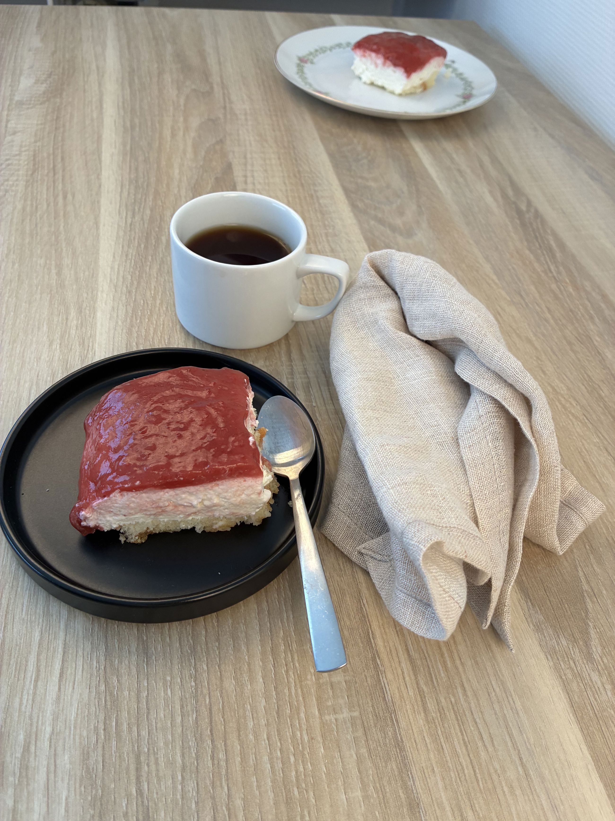 Anretning af sommer tiramisu med jordbær
