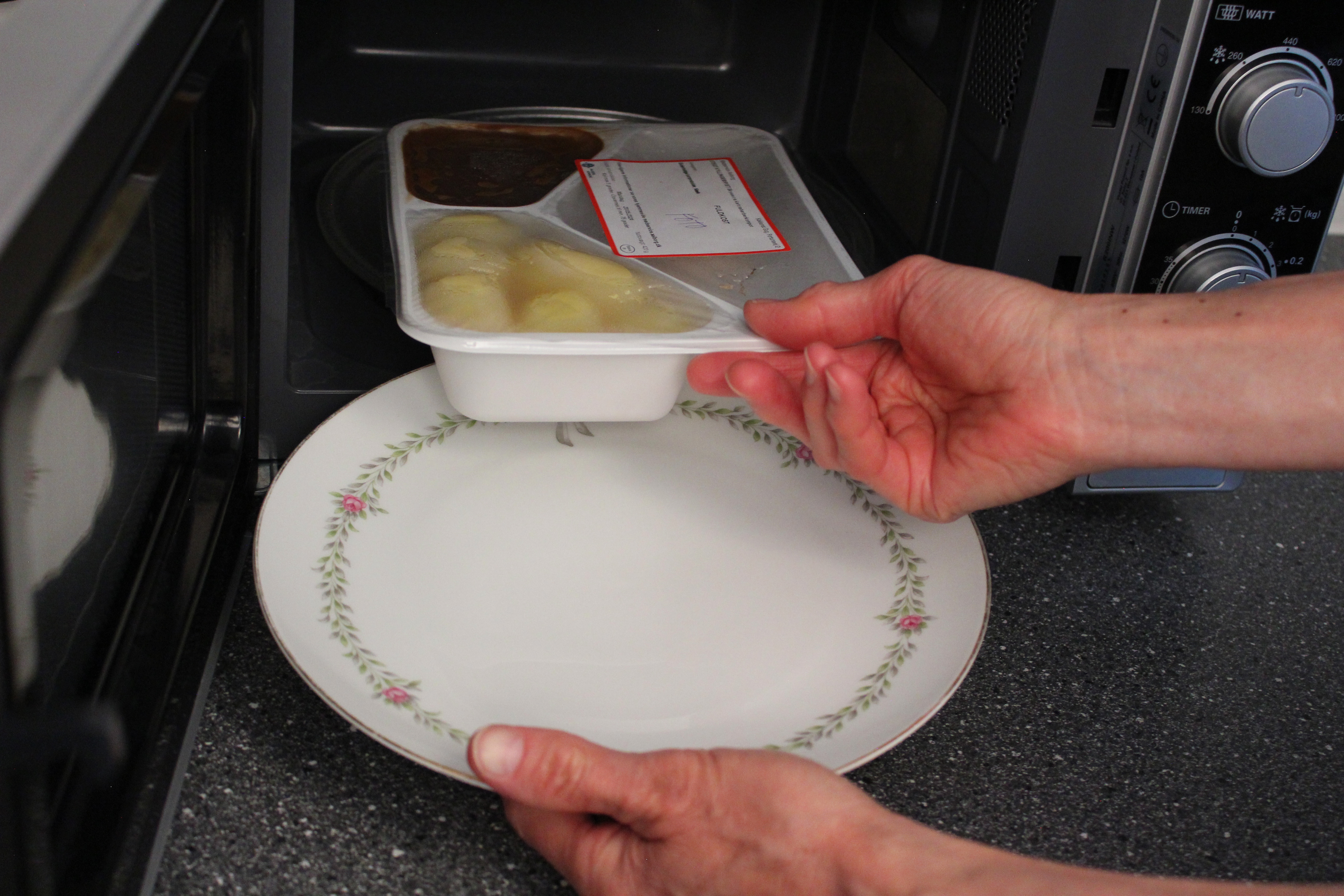 Mad tages ud af microovn