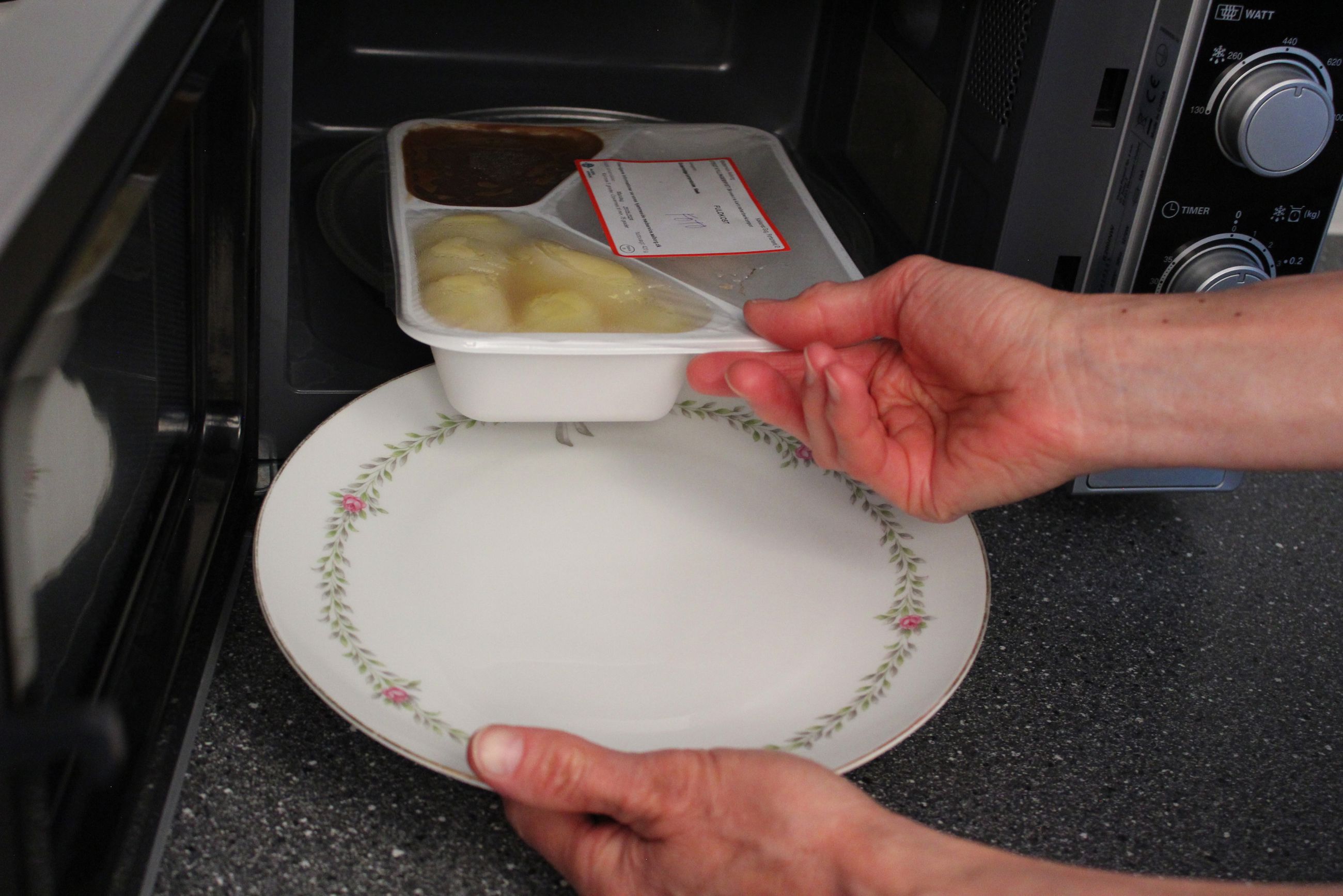 Mad tages ud af microovn