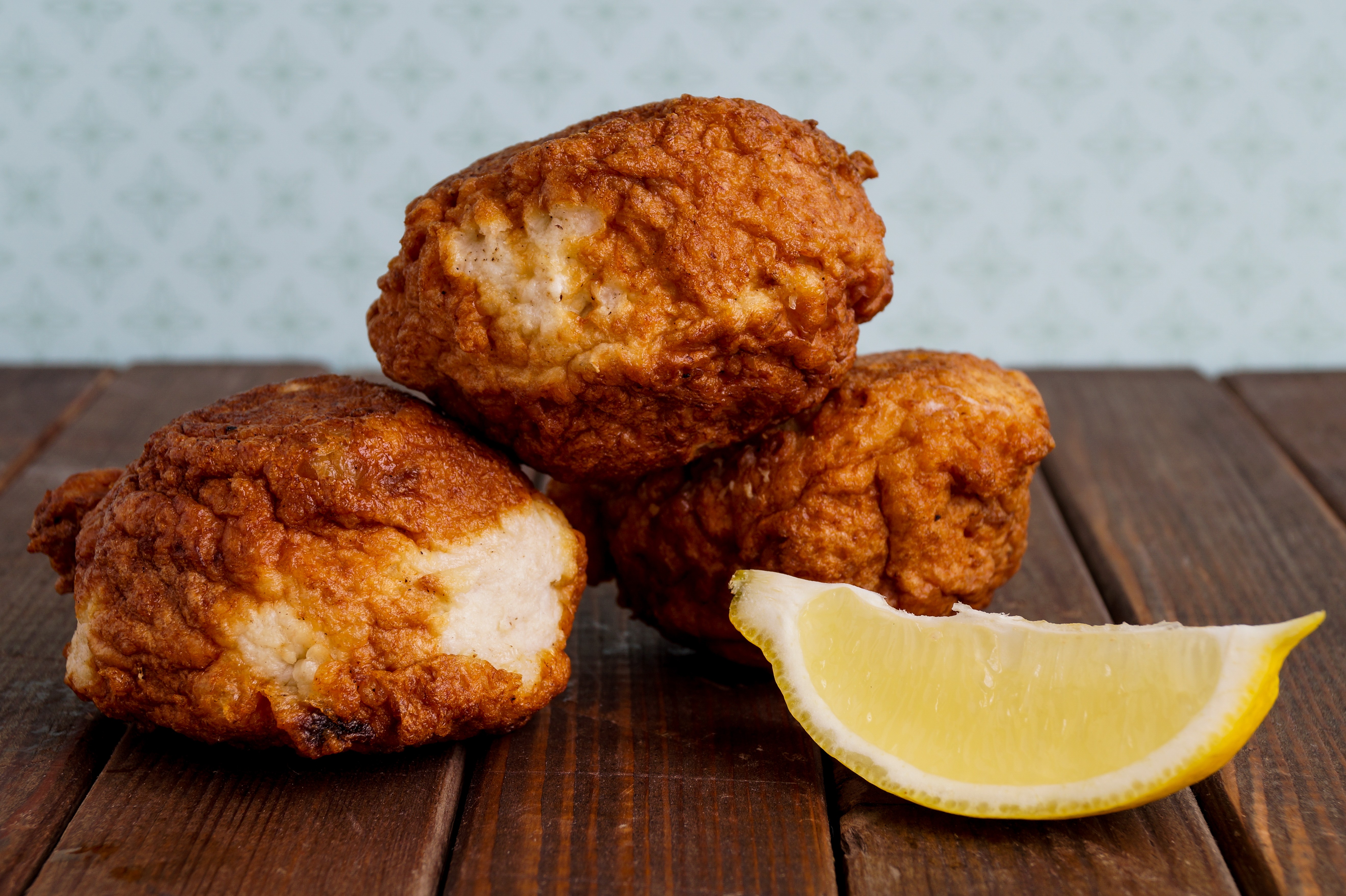 Fiskefrikadeller med citronbåd