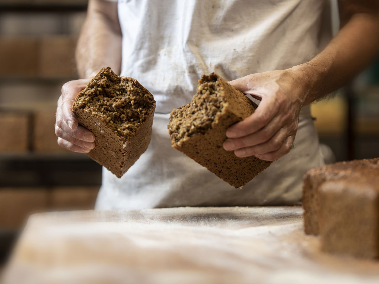 Bageren deler et rugbrød