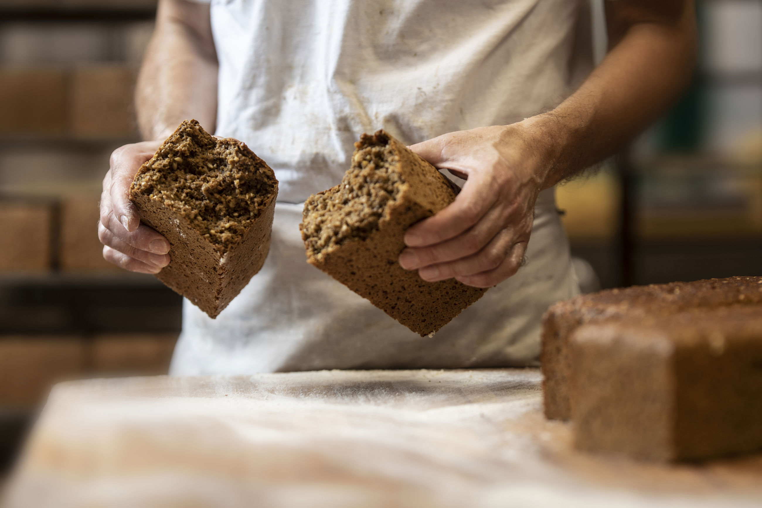Bageren deler et rugbrød