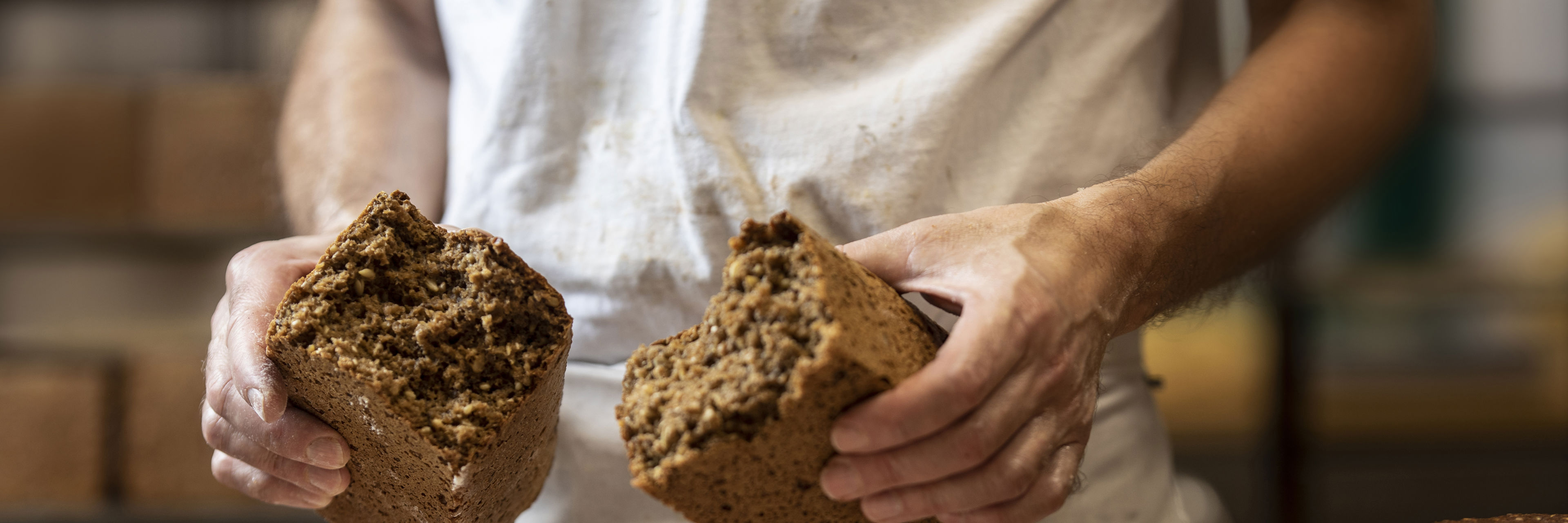 Bageren deler et rugbrød