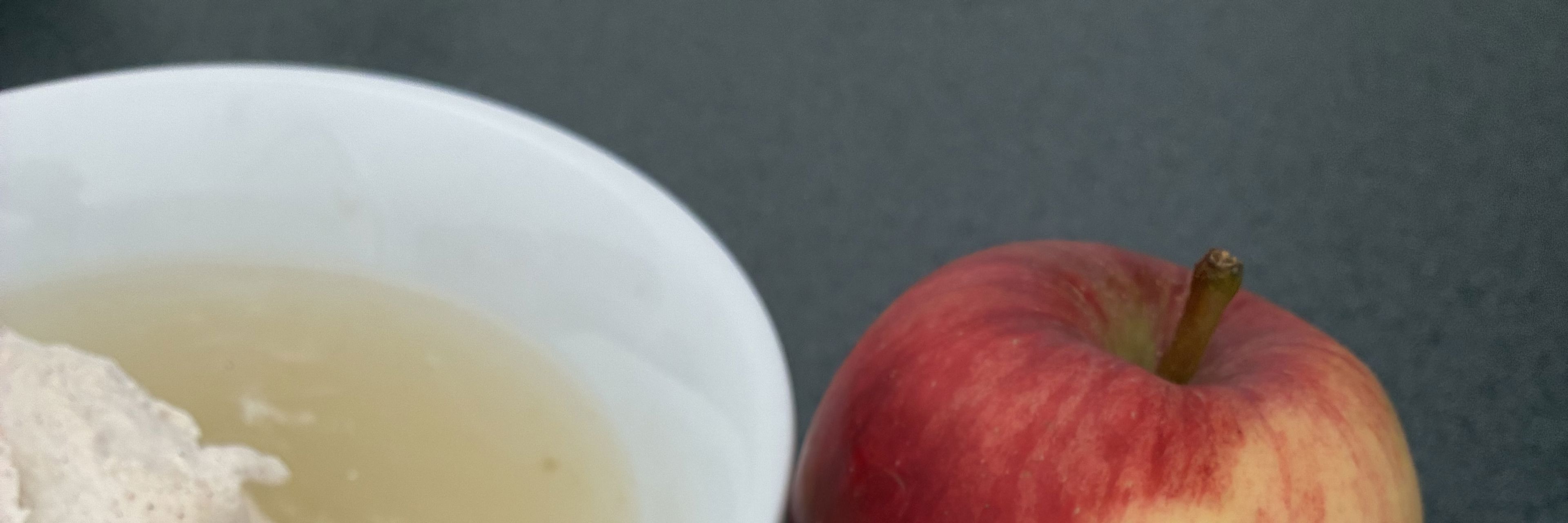 Æblesuppe med kanelflødeskum i tallerken