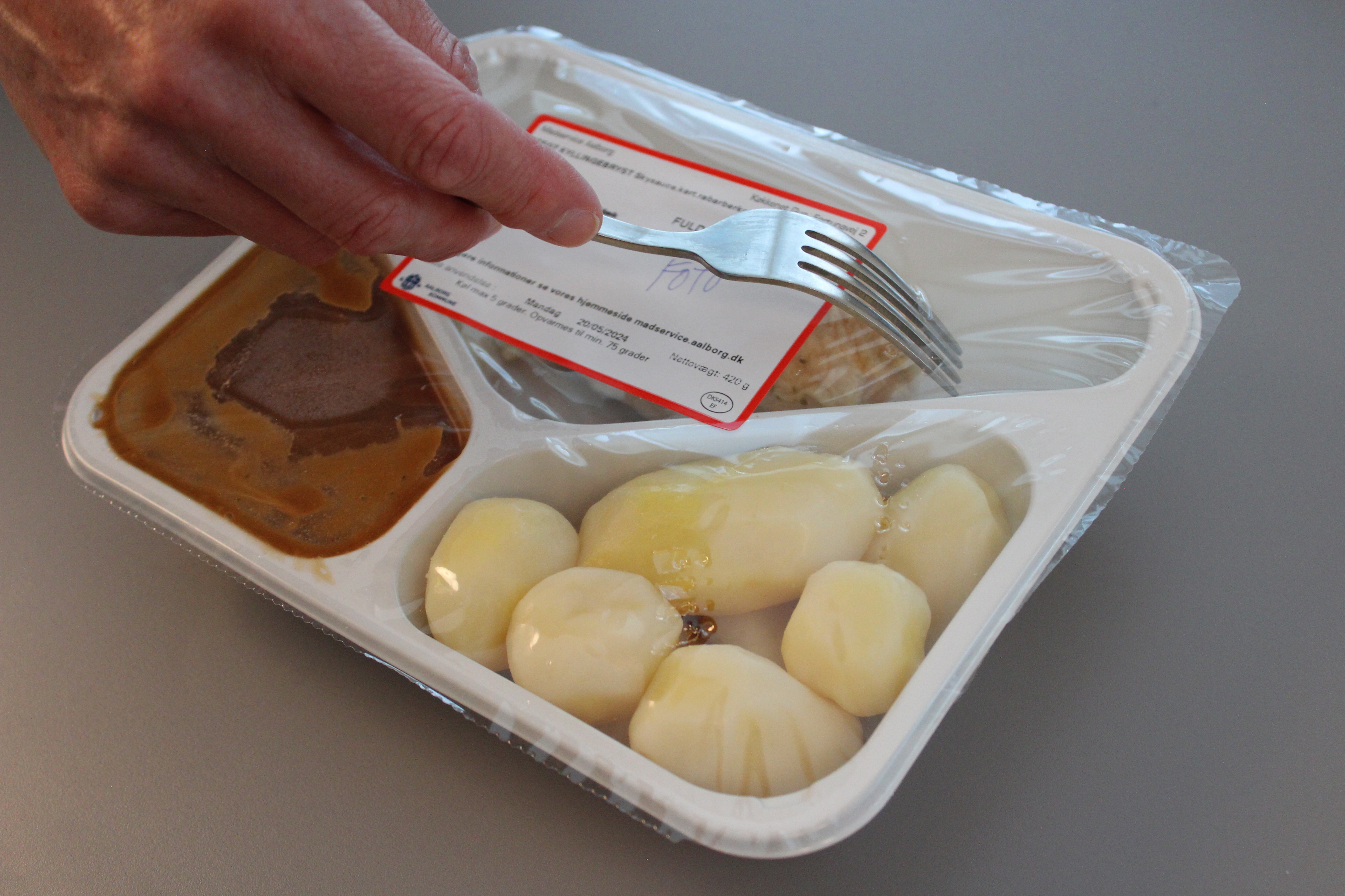 Gaffel prikker hul i emballage